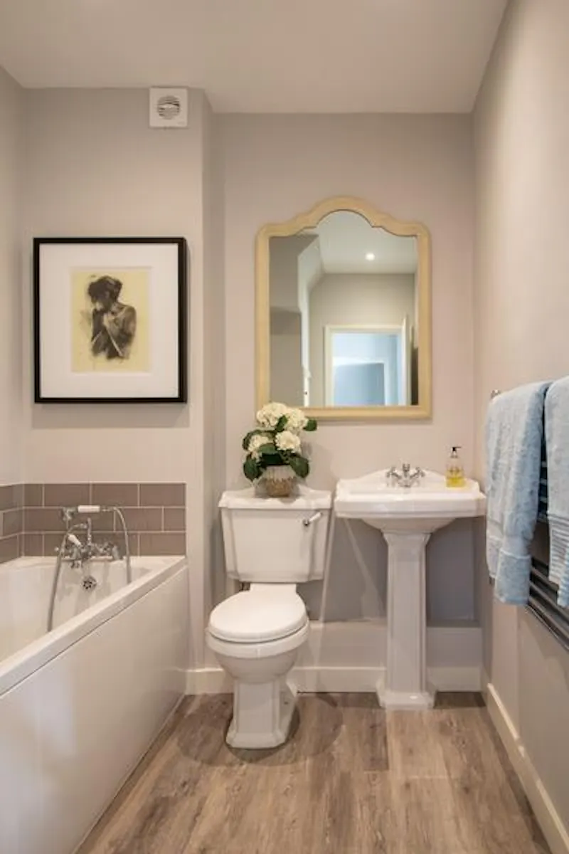 Bathroom at Film location B1829 in Surrey (photo 10)
