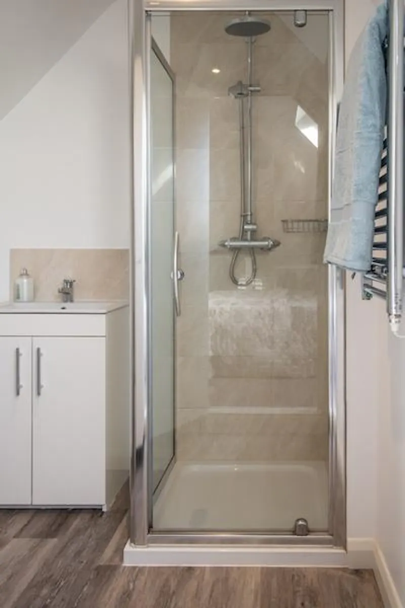Shower at Film location B1829 in Surrey (photo 11)