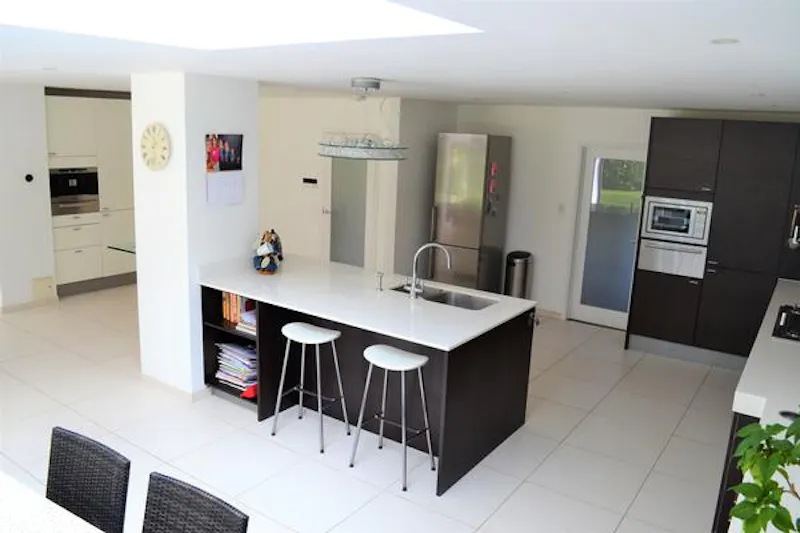 Kitchen island at Film location D2375 in Berkshire (photo 6)