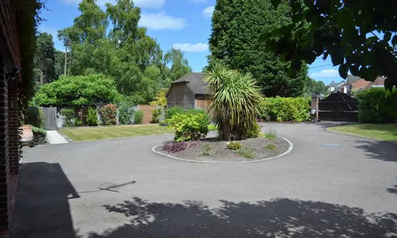 Driveway at Film location D2375 in Berkshire (photo 13)