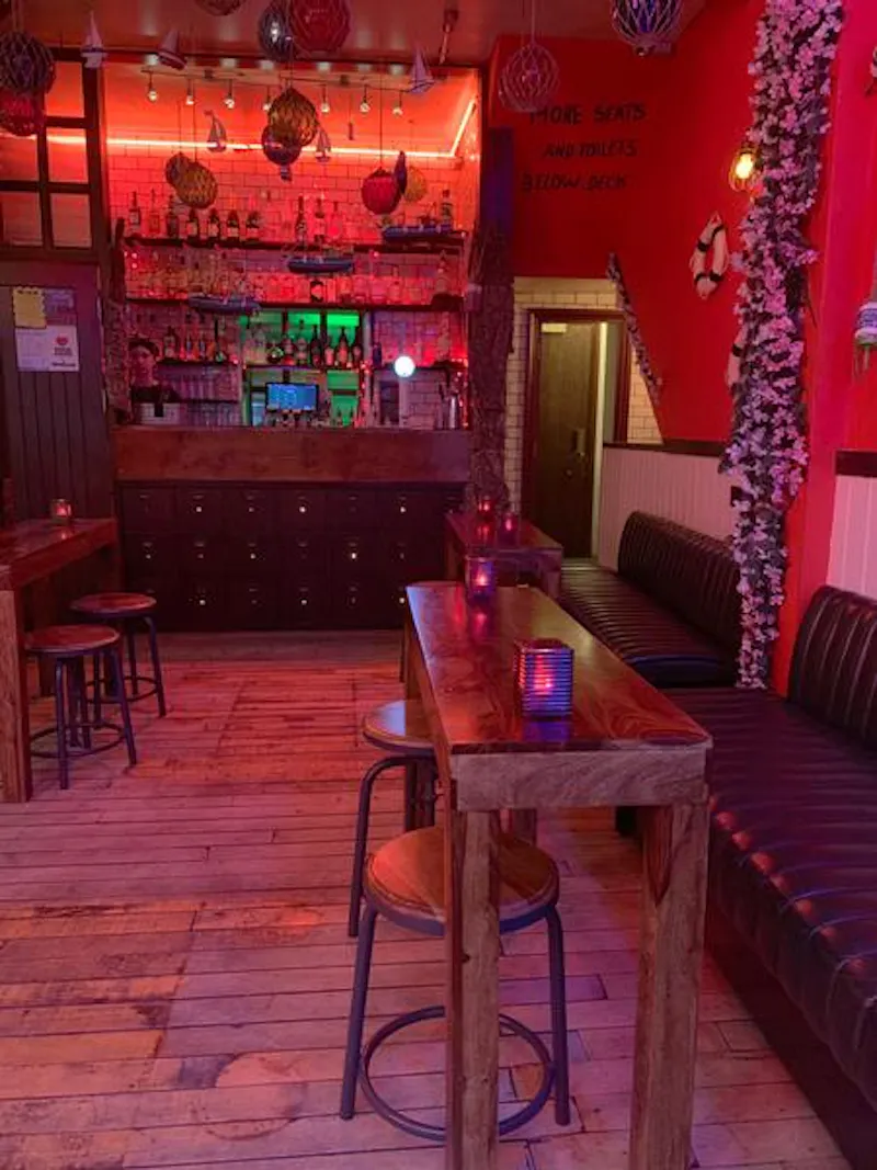 Neon Shoreditch bar, R820 (photo 3)