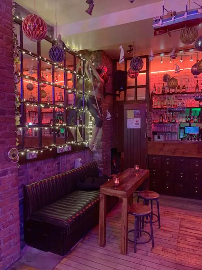 Neon Shoreditch bar, R820 (photo 4)