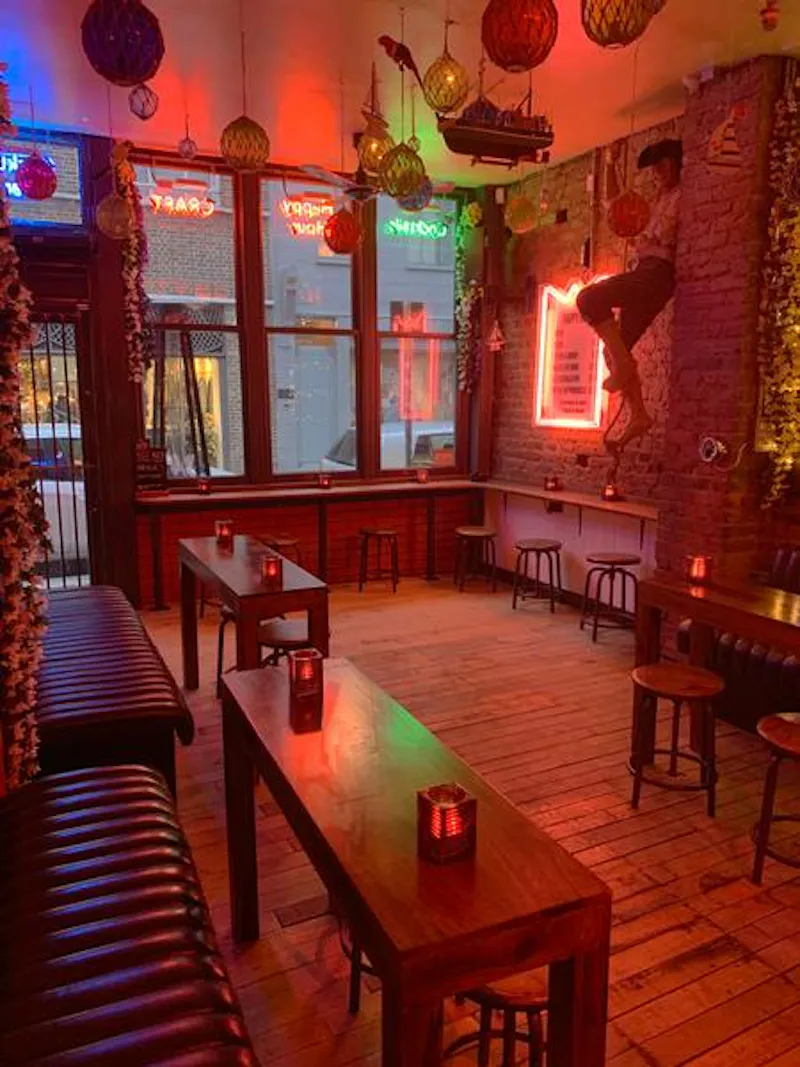 Neon Shoreditch bar, R820 (photo 5)