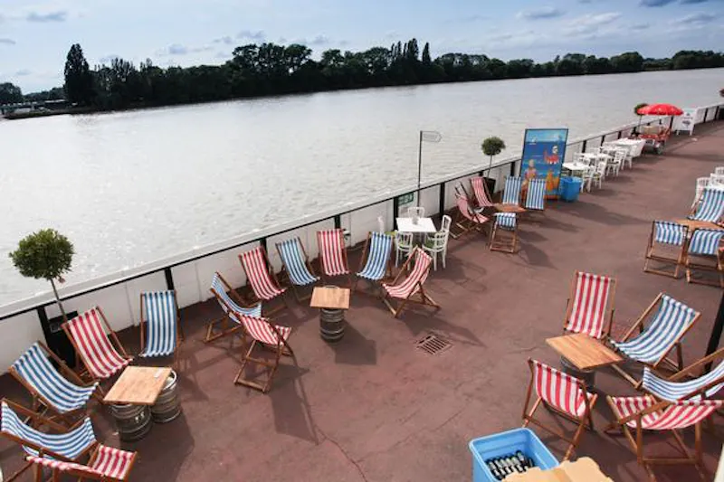 Terrace/Patio at Football ground in Fulham, V160 (photo 15)