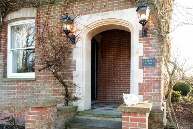 Large Dunsfold family home, B1836 (photo 3)