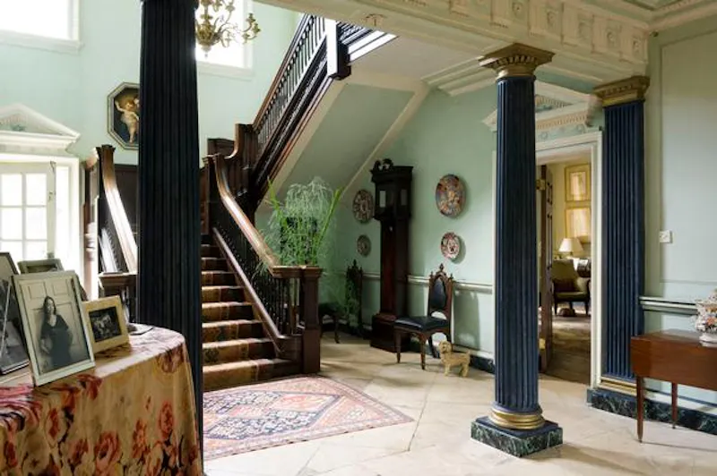 Entrance hall at Elegant Huntingdon mansion, A1468 (photo 2)