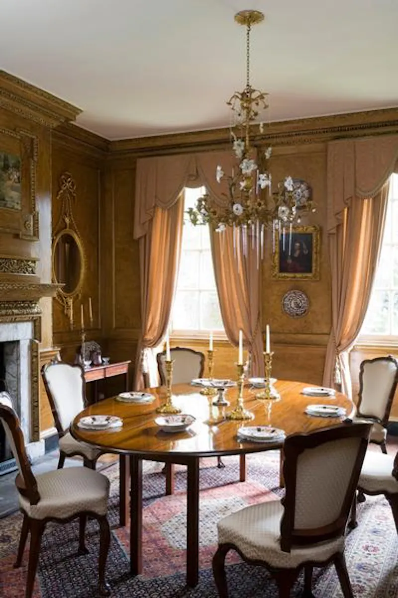 Dining room at Elegant Huntingdon mansion, A1468 (photo 7)