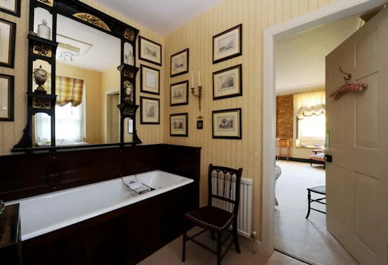 Bathroom at Elegant Huntingdon mansion, A1468 (photo 17)