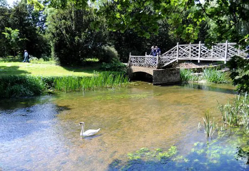 Pond at Elegant Huntingdon mansion, A1468 (photo 19)