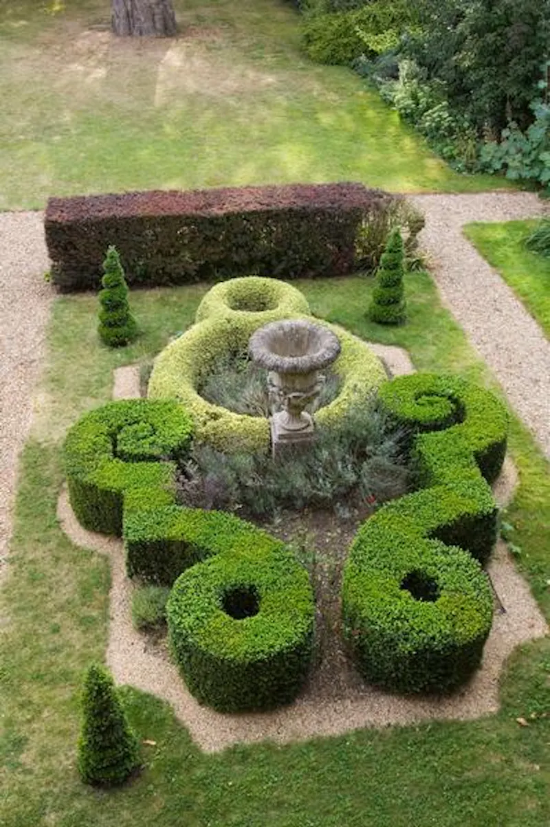 Garden - formal at Elegant Huntingdon mansion, A1468 (photo 26)