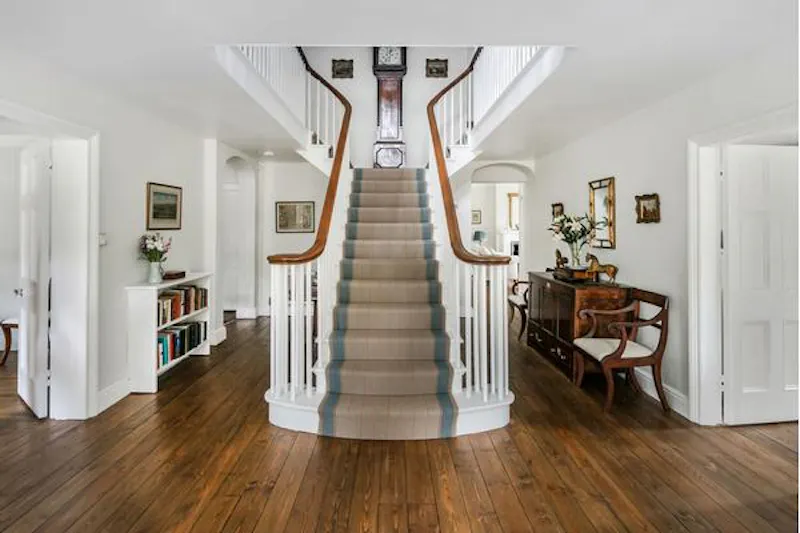 Staircase at Film location D2377 in Hampshire (photo 4)