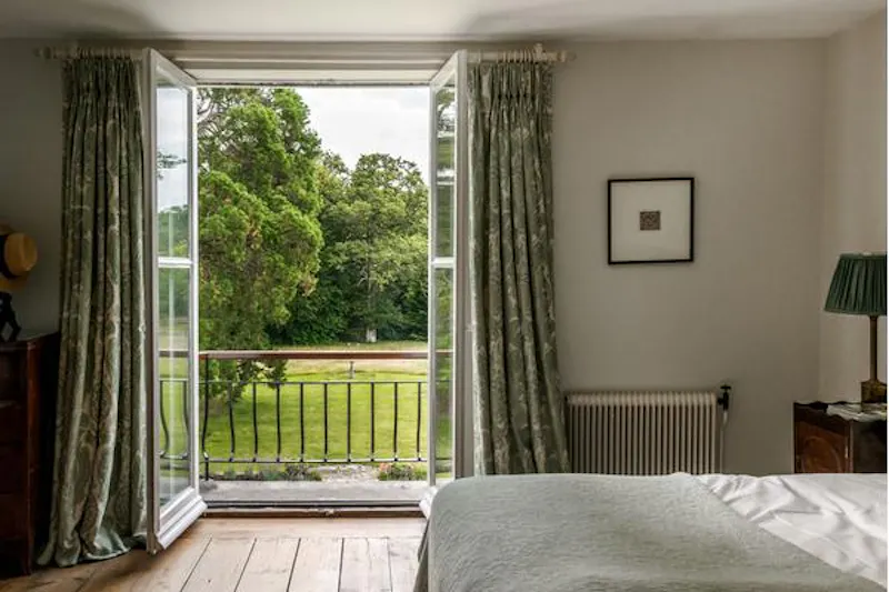 Bedroom at Film location D2377 in Hampshire (photo 6)
