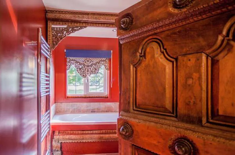 Bathroom at Film location D2380 in West Sussex (photo 11)