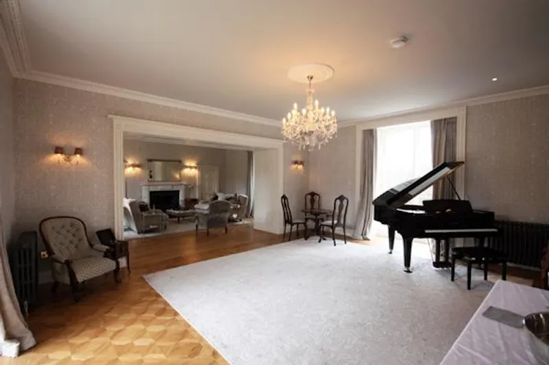 Drawing room at Contemporary Edinburgh Mansion, M316 (photo 7)