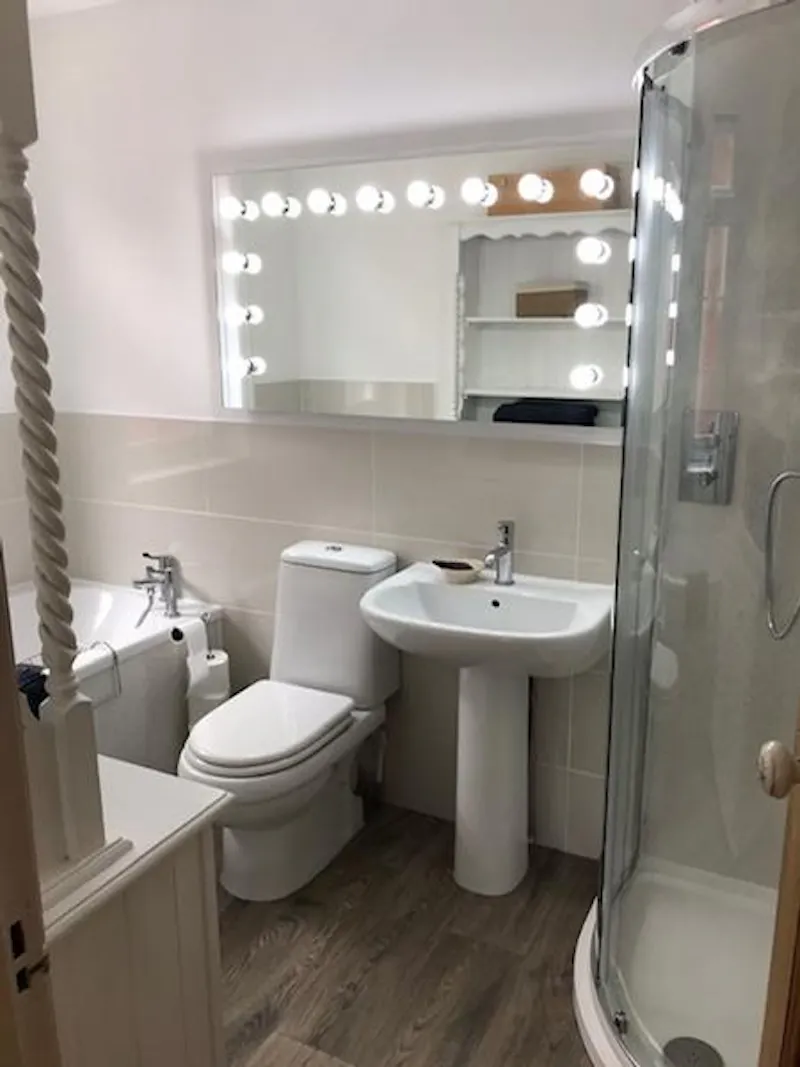 Bathroom at Film location E462 in Dorset (photo 9)