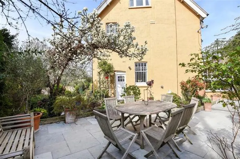 Yellow Streatham Home, B1840 (photo 31)