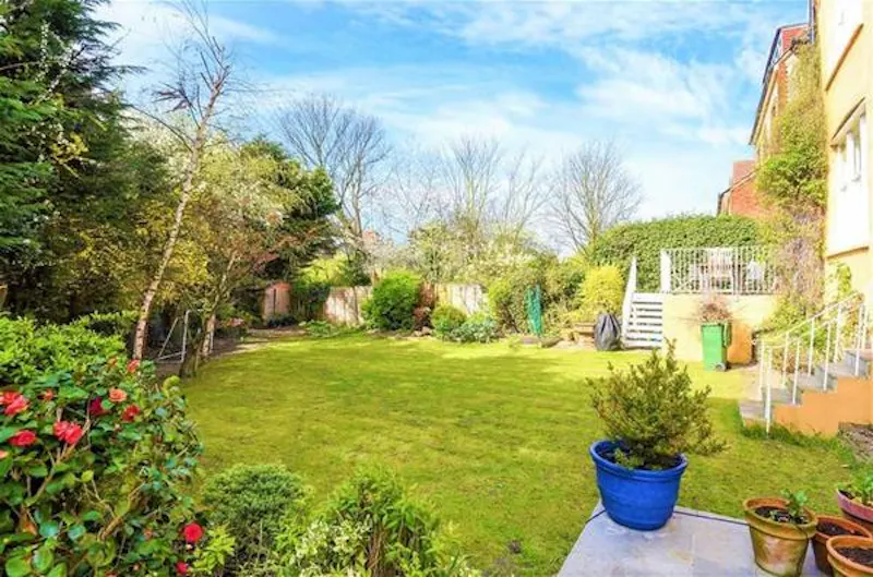 Yellow Streatham Home, B1840 (photo 33)