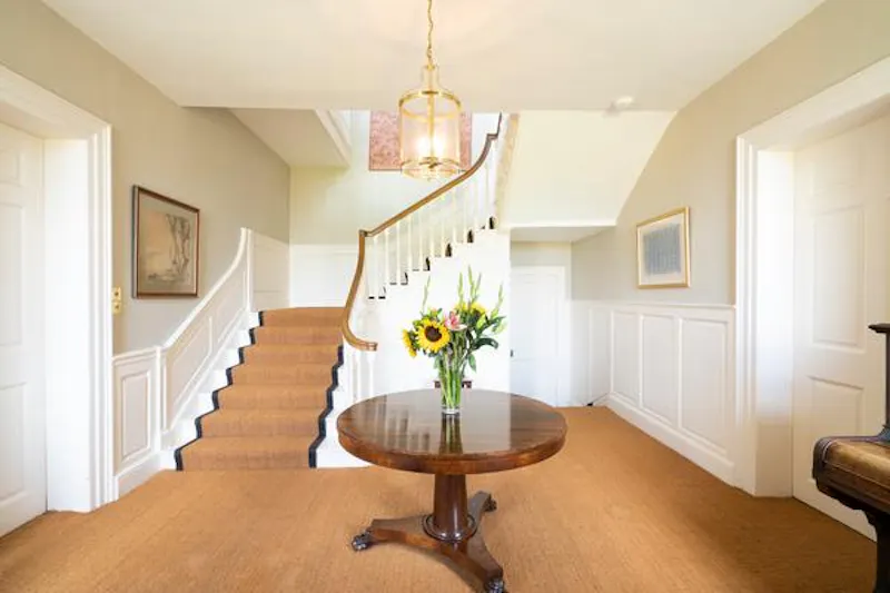 Entrance hall at Swindon Queen Anne house, A1501 (photo 2)