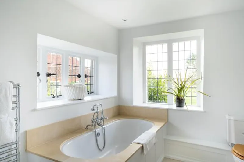Bath at Swindon Queen Anne house, A1501 (photo 17)