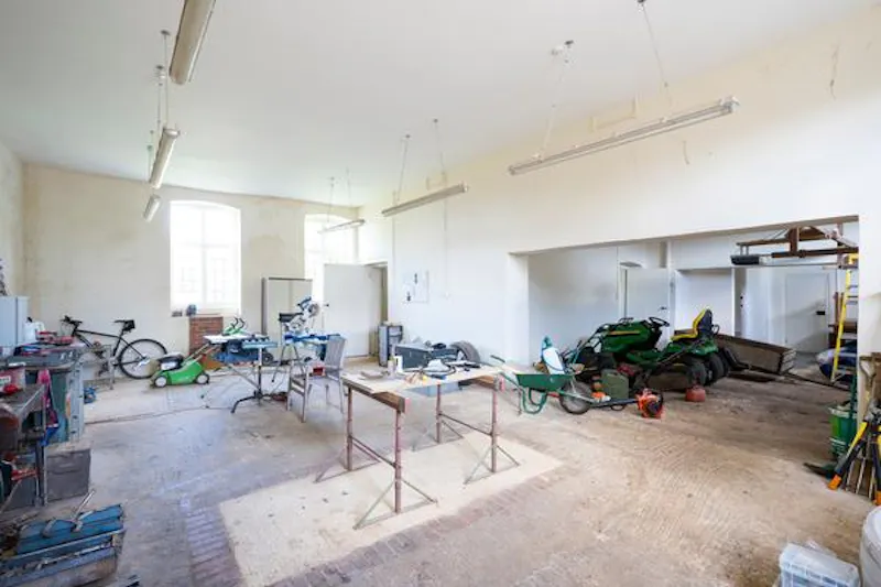 Garage at Swindon Queen Anne house, A1501 (photo 33)