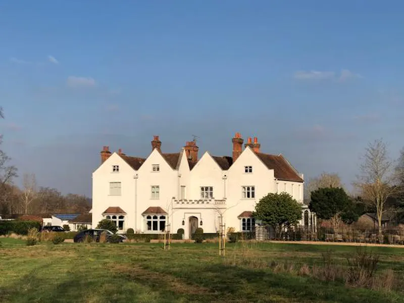 Large white grange in Cobham, A1472 (photo 49)