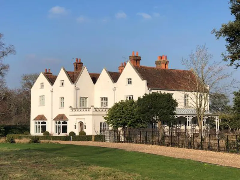 Driveway at Large white grange in Cobham, A1472 (photo 1)
