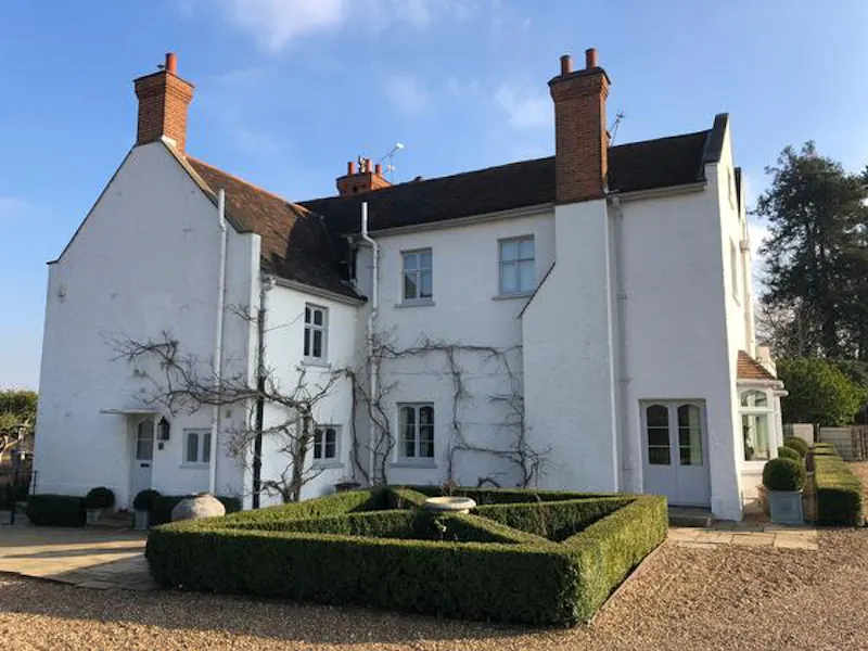Large white grange in Cobham, A1472 (photo 54)