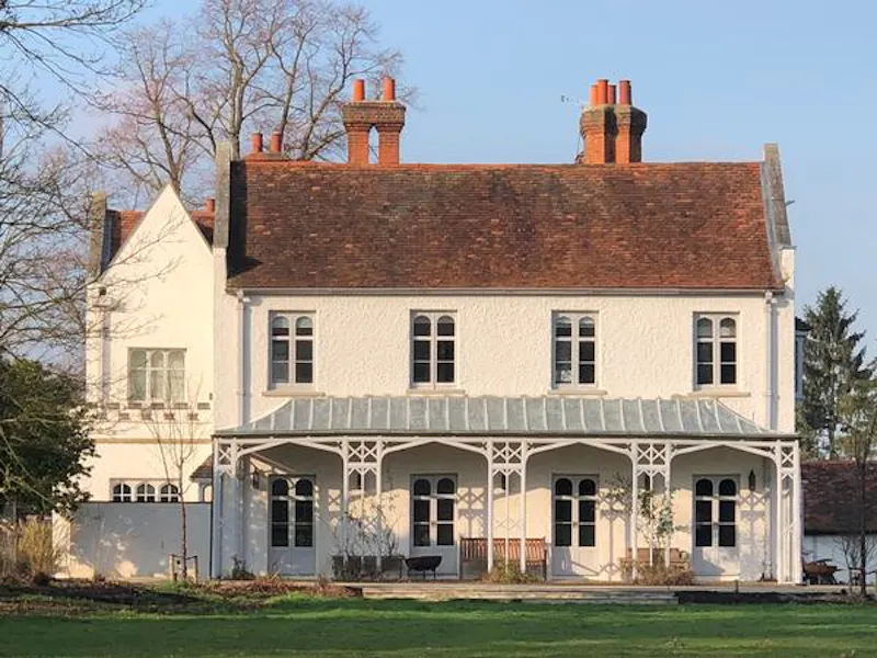 Large white grange in Cobham, A1472 (photo 2)