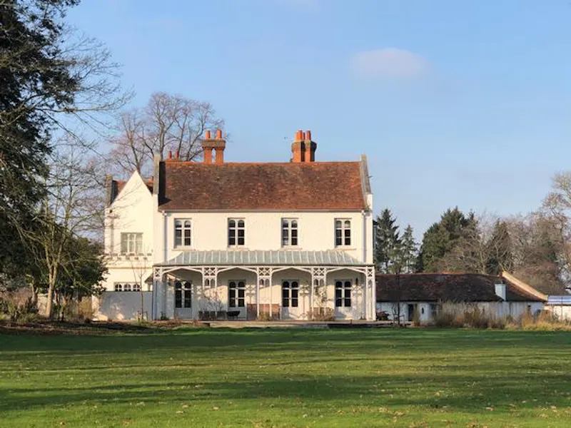 Large white grange in Cobham, A1472 (photo 45)