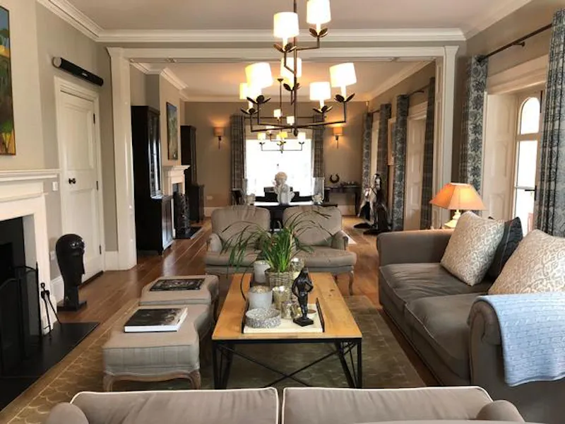 Through drawing room at Large white grange in Cobham, A1472 (photo 3)