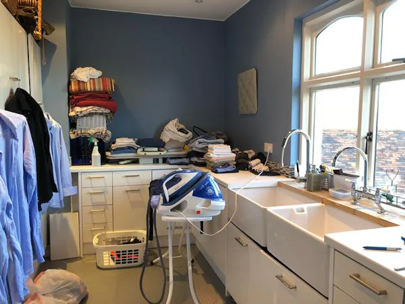 Utility room at Large white grange in Cobham, A1472 (photo 35)
