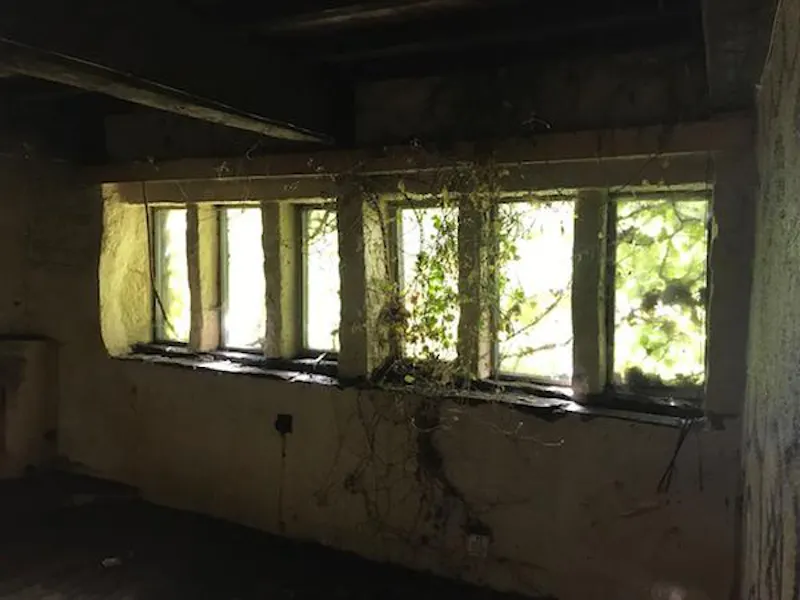 Derelict outbuilding in Manchester, Q132 (photo 26)