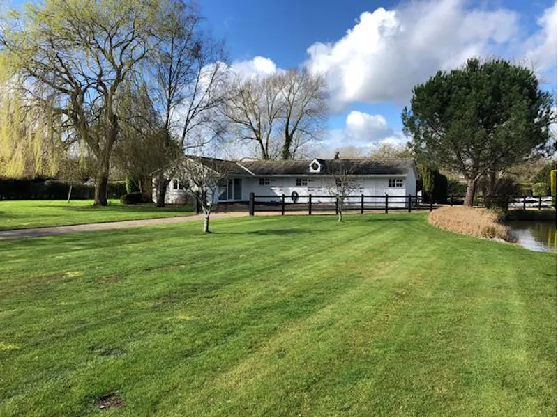 Elegant new build in Windsor , D2387 (photo 11)