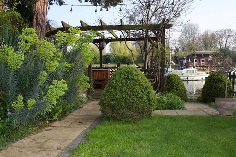 Sunbury-on-Thames riverside home, A1474 (photo 40)