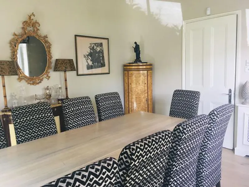 Dining room at Film location B1843 in London (photo 4)