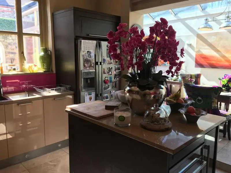 Kitchen island at Film location B1843 in London (photo 6)