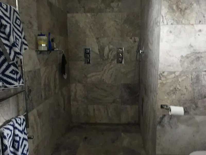 Shower at Film location B1843 in London (photo 17)