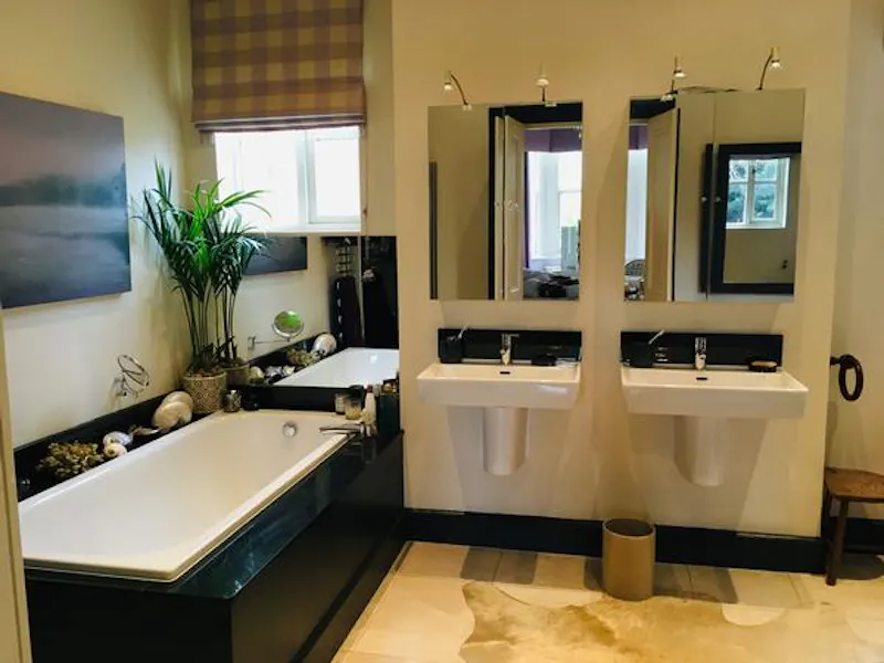 Bathroom at Film location B1843 in London (photo 21)