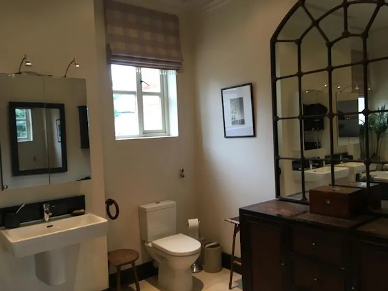 Bathroom at Film location B1843 in London (photo 24)