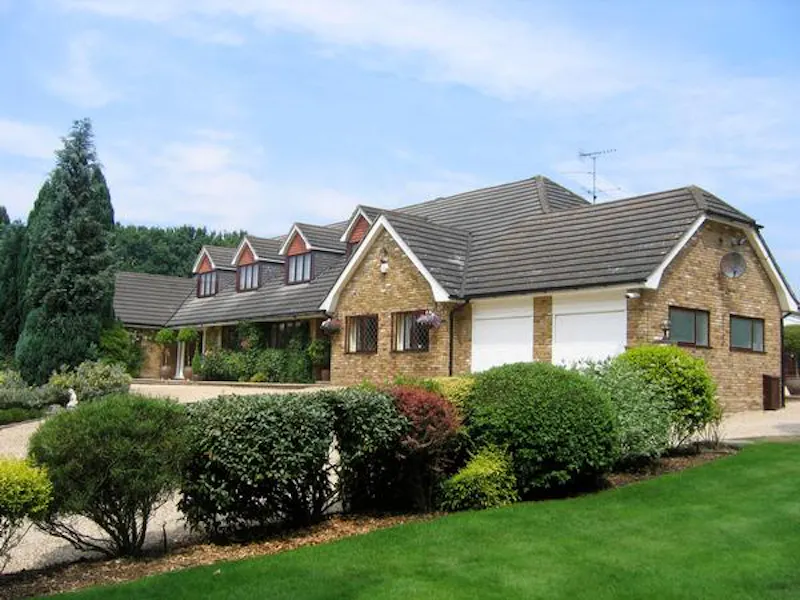 Garage at Film location D2391 in Berkshire (photo 2)