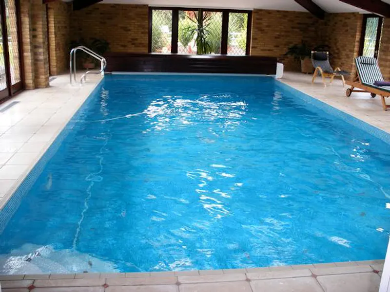 Swimming pool - indoor at Film location D2391 in Berkshire (photo 10)
