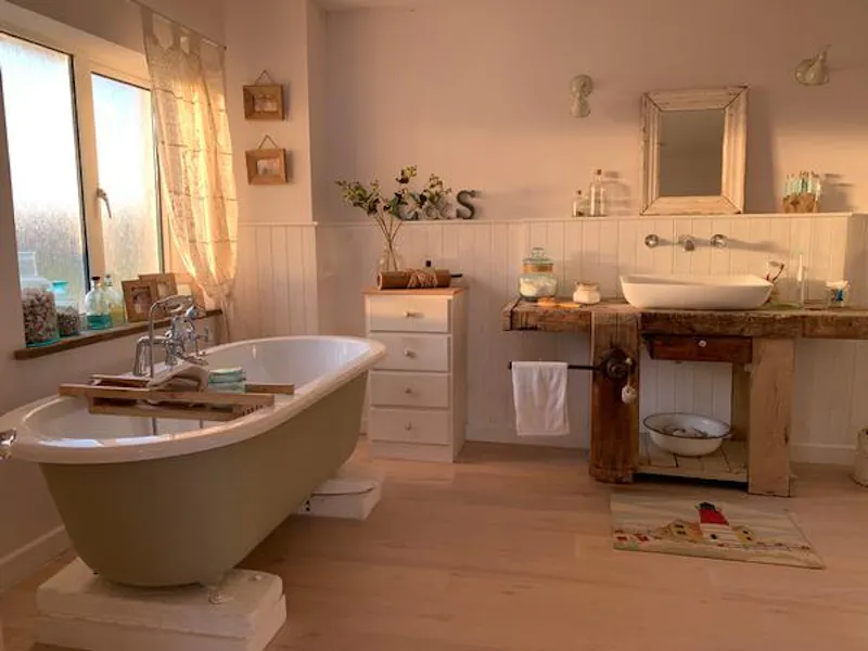 Bathroom at Film location C908 in West Sussex (photo 13)
