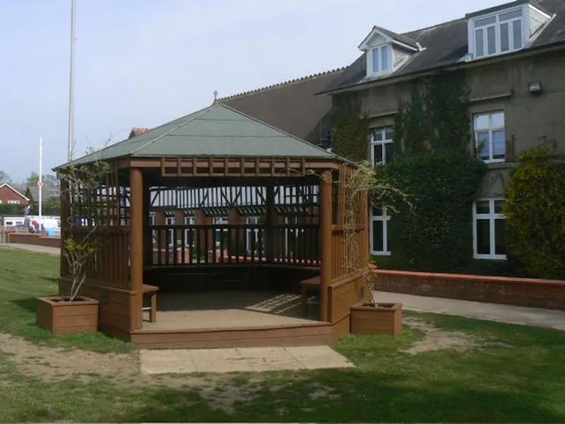 Folly / gazebo at Period Maidenhead School, J218 (photo 16)