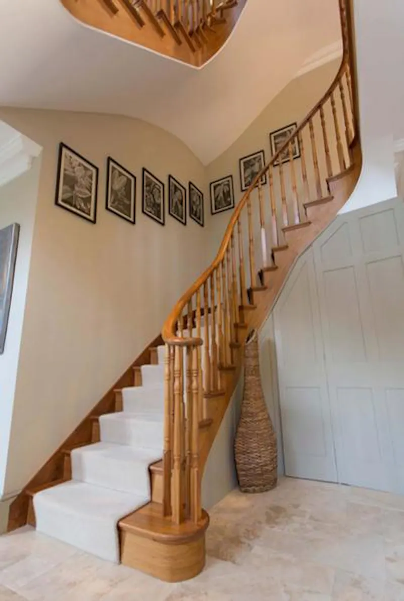 Staircase at Ivy covered home in Windlesham, A1478 (photo 18)