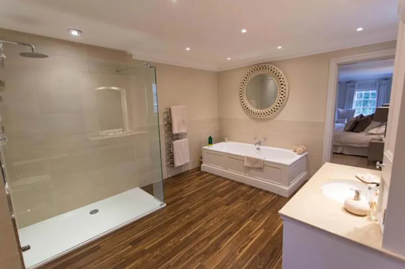 Bathroom at Ivy covered home in Windlesham, A1478 (photo 27)