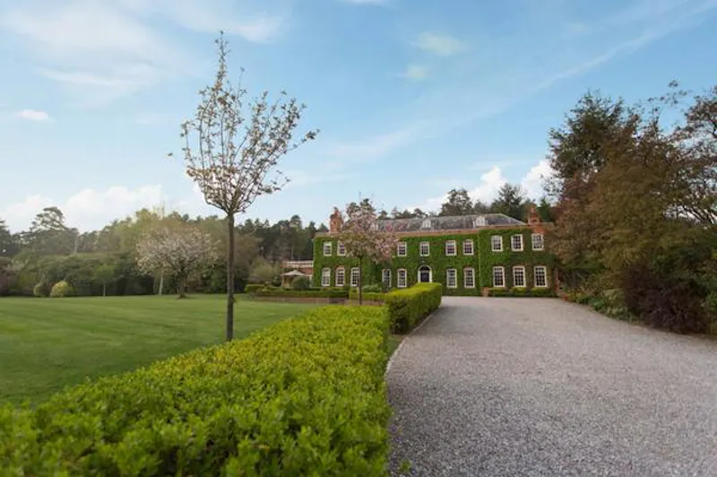 Driveway at Ivy covered home in Windlesham, A1478 (photo 31)