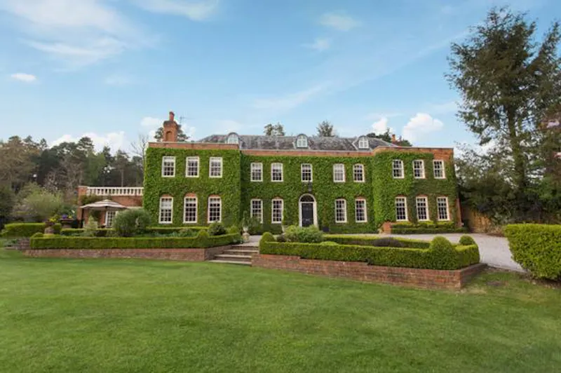 Ivy covered home in Windlesham, A1478 (photo 32)