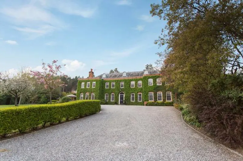 Ivy covered home in Windlesham, A1478 (photo 33)