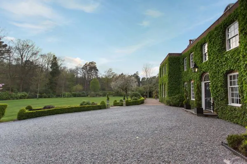 Ivy covered home in Windlesham, A1478 (photo 34)