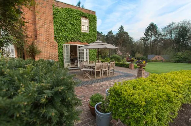 Ivy covered home in Windlesham, A1478 (photo 35)